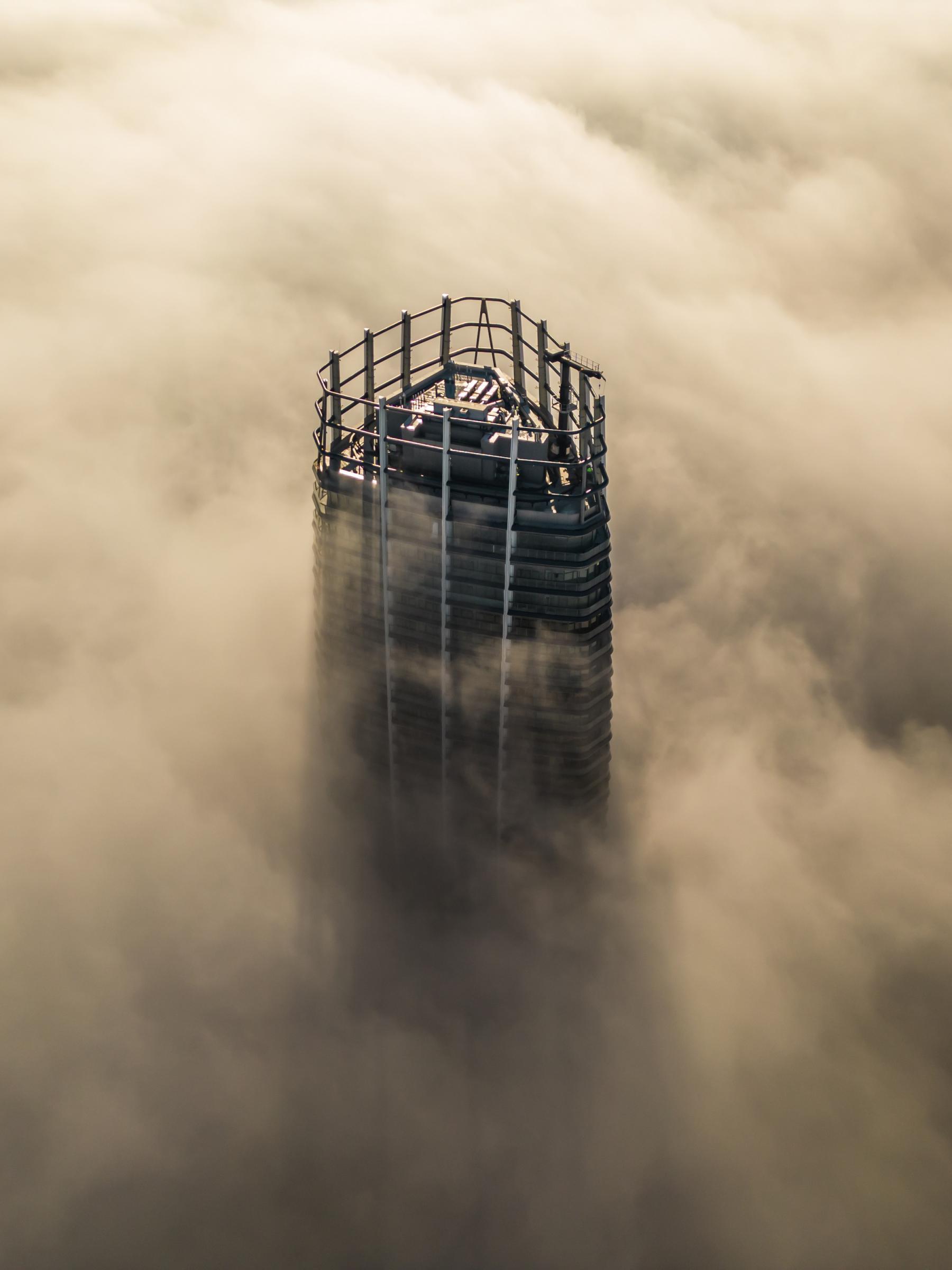 Eurovea Tower a oblaky